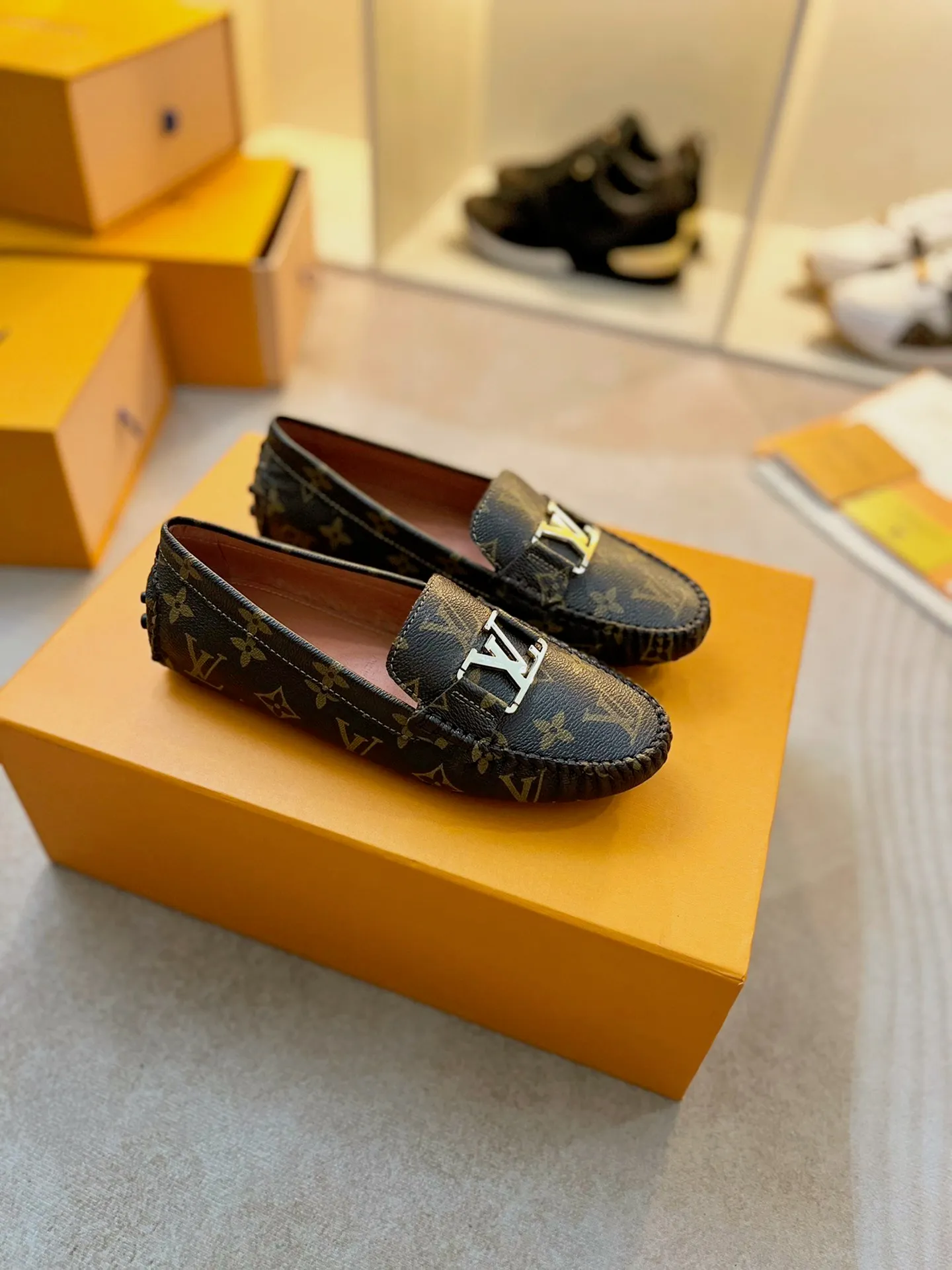 p460💰Couple model❤️🇫🇷 𝙇𝙤𝙪𝙞𝙨 𝙑𝙪𝙞𝙩𝙩𝙤𝙣 🇫🇷Louis Vuitton 2023 Classic𝓛𝓿 𝓣𝓻𝓪𝓲𝓷𝓮𝓻 Sports Series ➪➪➪¯ [Arizona Doudou Shoes Series] ▪️▪️▪️Arizona slip-on shoes are made of Monogram Eclipse canvas. Its hand-painted and dyed edges and hand-sewn uppers fully demonstrate Louis Vuitton's traditional shoemaking craftsmanship. This slip-on shoe is very lightweight. The integrated tongue and upper make it particularly comfortable and flexible. The soft outsole is equipped with rubber padding. Decorated with matching sash. Detailed features: ☑️Monogram Eclipse canvas ☑️Black Eclipse pattern ☑️Hand-painted shoe edges ☑️Hand-sewn uppers (each pair takes time to process) ☑️Integrated tongue and upper construction ☑️Outsole equipped with rubber lining ☑️size: 35_46